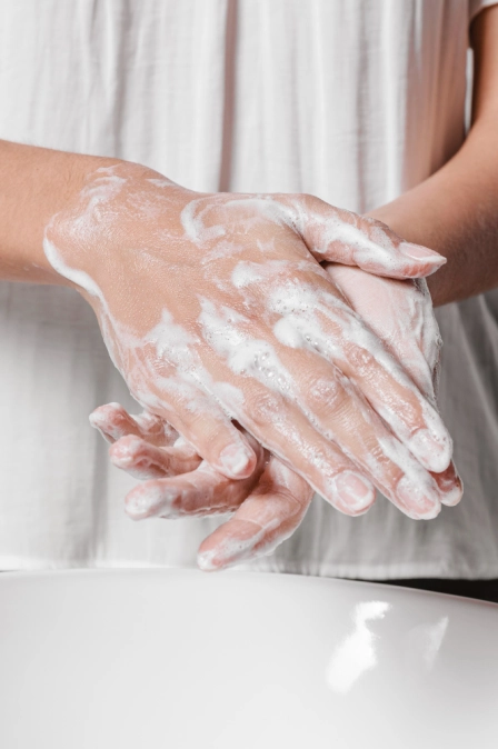 человек моет руки при окр